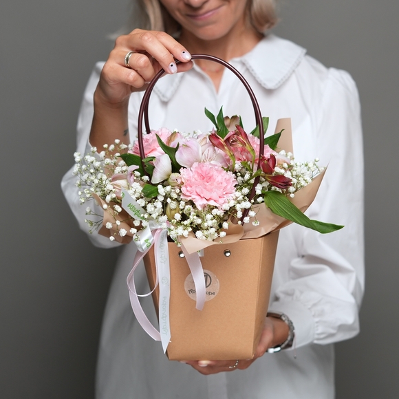 Сумочка с розовым диантусом, альстромерией и гипсофилой