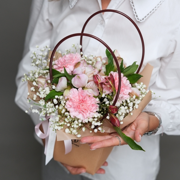 Сумочка с розовым диантусом, альстромерией и гипсофилой