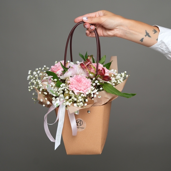 Сумочка с розовым диантусом, альстромерией и гипсофилой