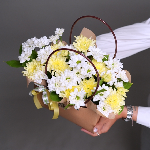 Сумочка с желтой и белой кустовой хризантемой