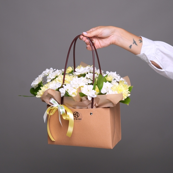 Сумочка с желтой и белой кустовой хризантемой