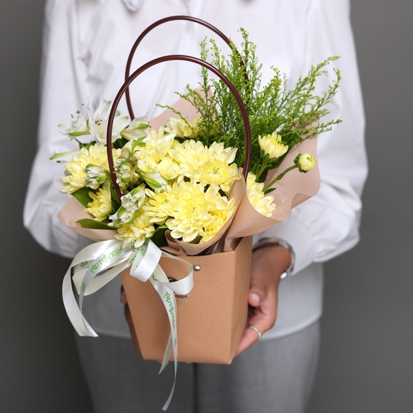 Сумочка с хризантемой кустовой желтой, альстромерией и солидаго
