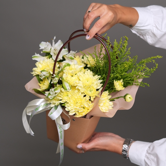 Сумочка с хризантемой кустовой желтой, альстромерией и солидаго