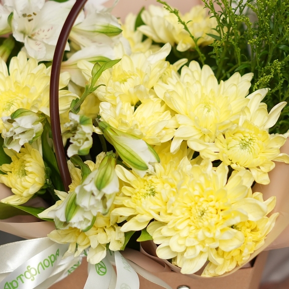 Сумочка с хризантемой кустовой желтой, альстромерией и солидаго