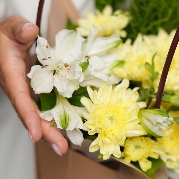 Сумочка с хризантемой кустовой желтой, альстромерией и солидаго