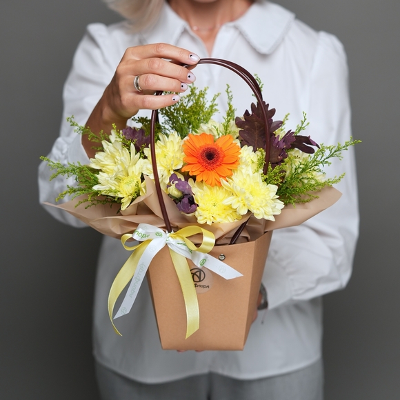 Сумочка с мини-герберой оранжевой, хризантемой кустовой желтой, солидаго и листьями дуба