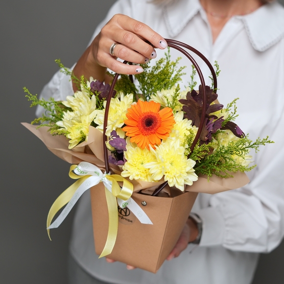 Сумочка с мини-герберой оранжевой, хризантемой кустовой желтой, солидаго и листьями дуба