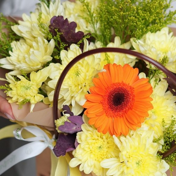 Сумочка с мини-герберой оранжевой, хризантемой кустовой желтой, солидаго и листьями дуба