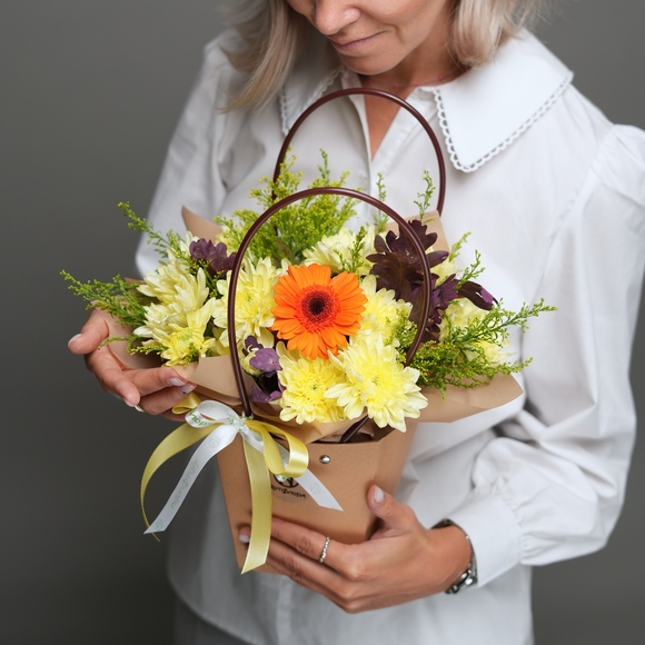 Сумочка с мини-герберой оранжевой, хризантемой кустовой желтой, солидаго и листьями дуба