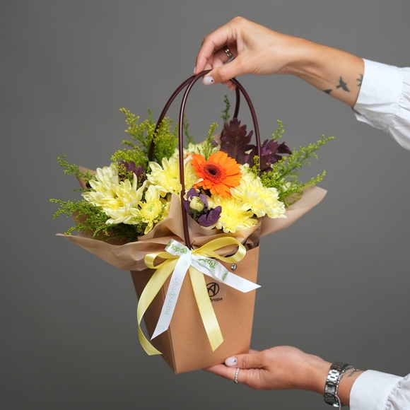 Сумочка с мини-герберой оранжевой, хризантемой кустовой желтой, солидаго и листьями дуба