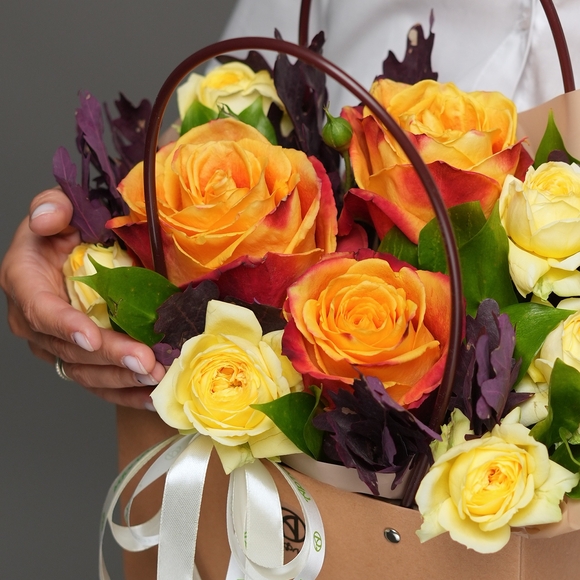 Сумочка с розами Эквадор, кустовыми розами желтыми и листьями дуба