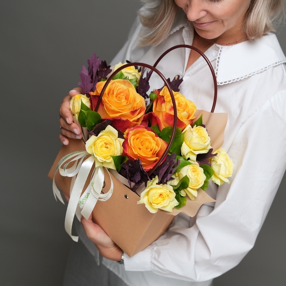 Сумочка с розами Эквадор, кустовыми розами желтыми и листьями дуба