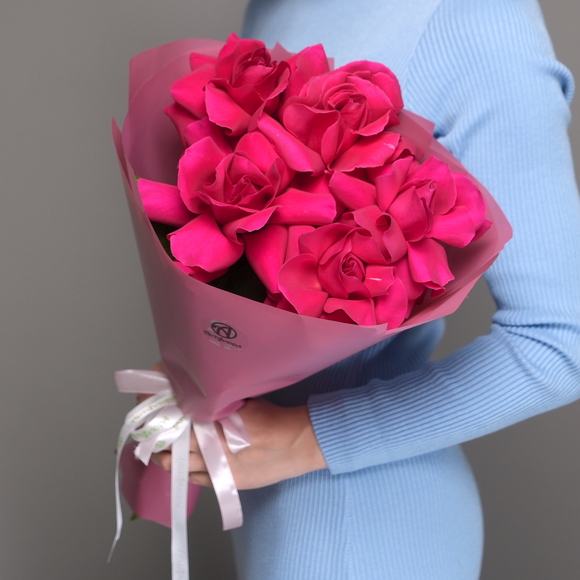 Букет из малиновых французских роз 50 см - М в корейской упаковке