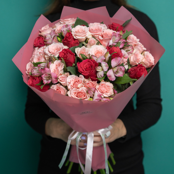 Букет из кустовых роз, альстромерий и роз Кения - M