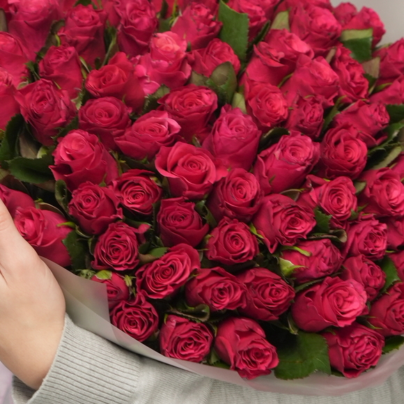 Букет из 75 малиновых роз 50 см (Кения) в корейской матовой упаковке