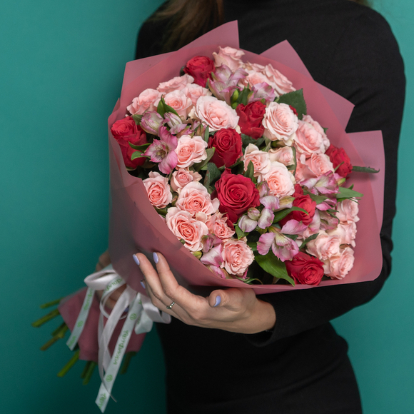 Букет из кустовых роз, альстромерий и роз Кения - M