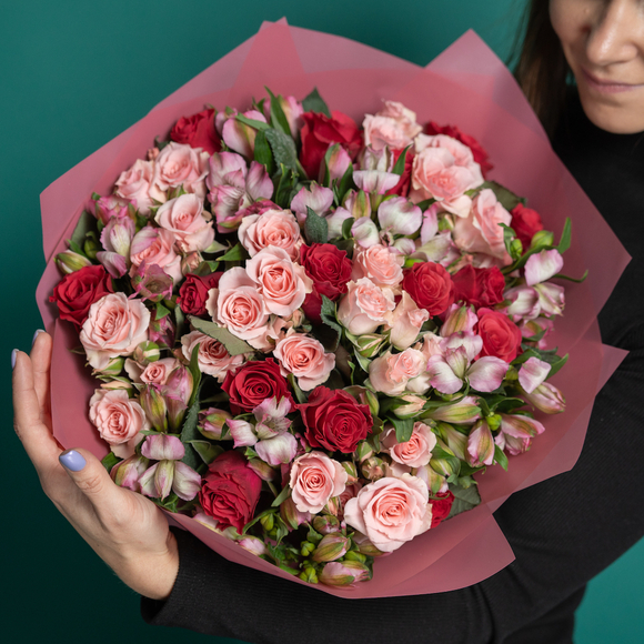 Букет из кустовых роз, альстромерий и роз Кения - L