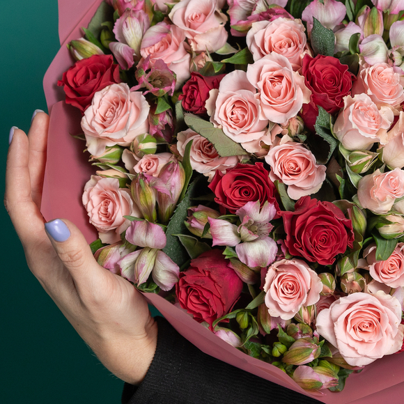 Букет из кустовых роз, альстромерий и роз Кения - L