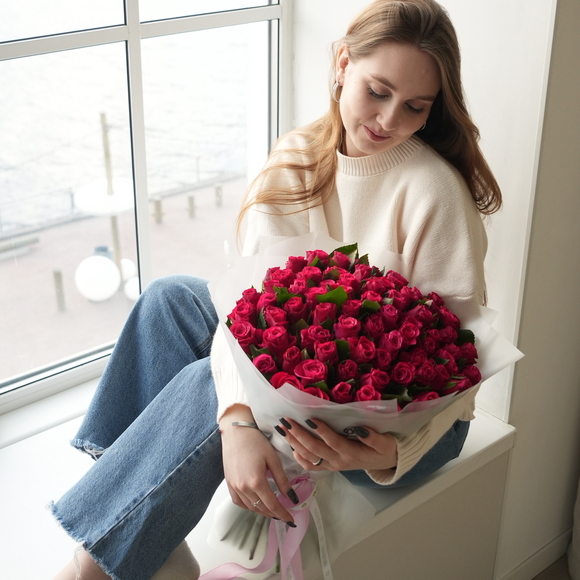 Букет из 75 малиновых роз 50 см (Кения) в корейской матовой упаковке