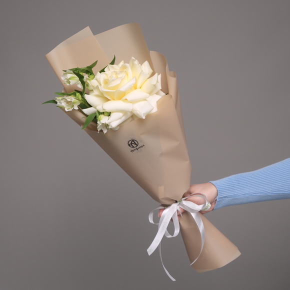 Букет из светлых французских роз и альстромерии - XS