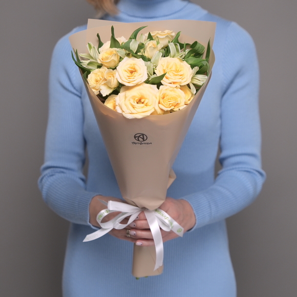 Букет из кустовых кремовых роз и белых альстромерий - S в корейской упаковке