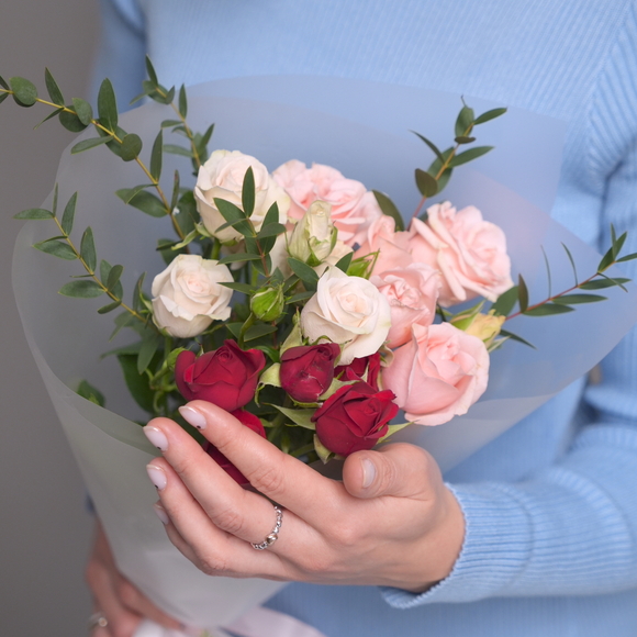 Букет из кустовых роз микс - XS в корейской матовой кальке