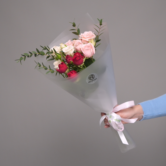 Букет из кустовых роз микс - XS в корейской матовой кальке