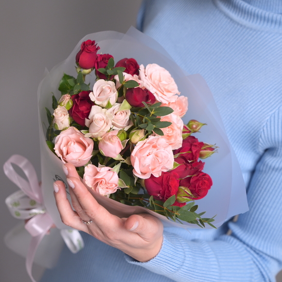 Букет из кустовых роз микс - S в корейской матовой кальке