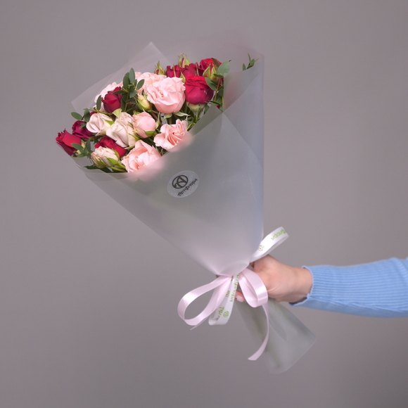 Букет из кустовых роз микс - S в корейской матовой кальке