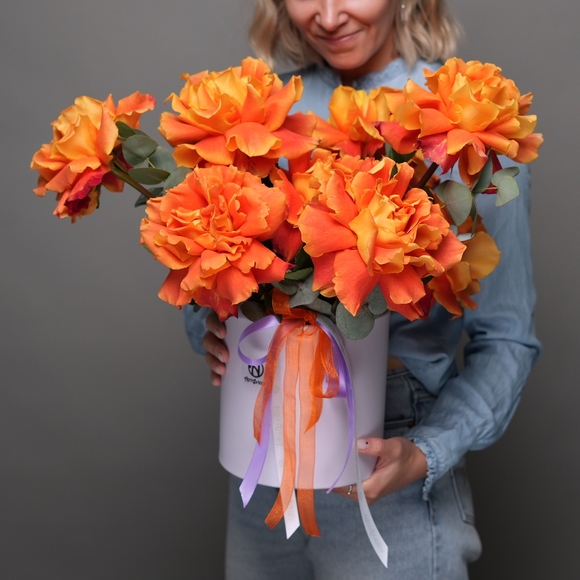 Шляпная коробка с оранжевыми французскими розами