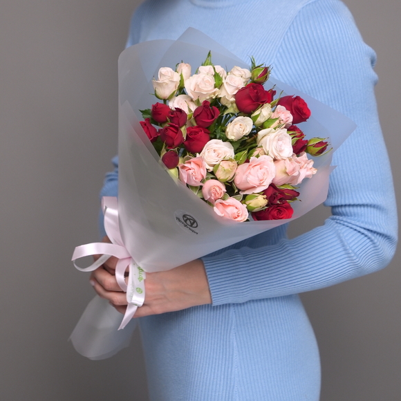 Букет из кустовых роз микс - M в корейской матовой кальке