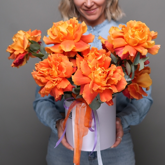 Шляпная коробка с оранжевыми французскими розами