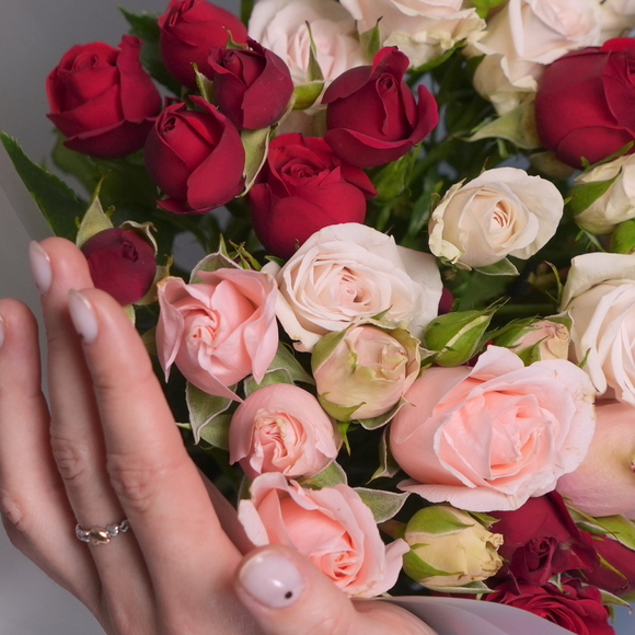 Букет из кустовых роз микс - M в корейской матовой кальке