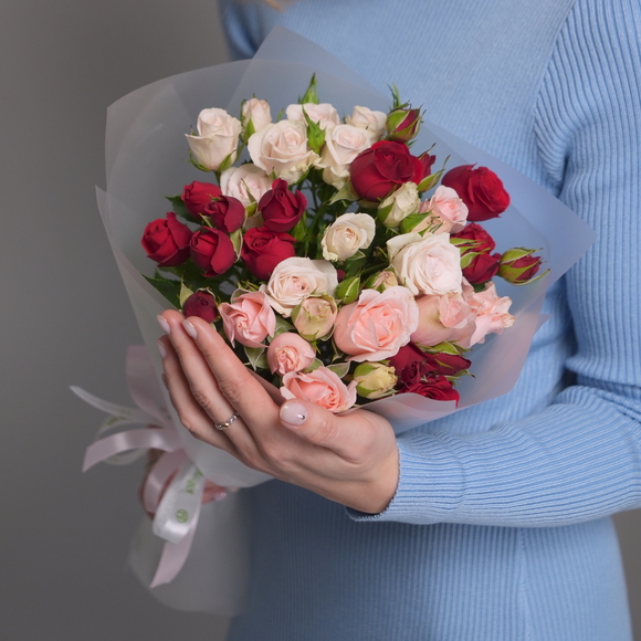 Букет из кустовых роз микс - M в корейской матовой кальке