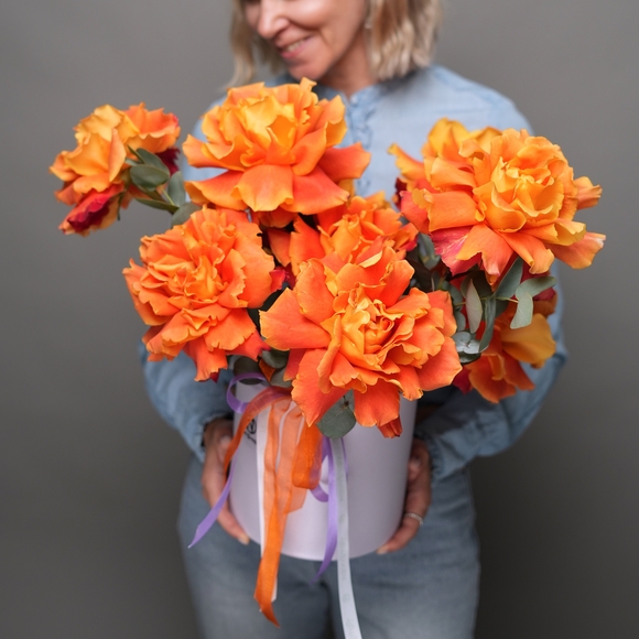 Шляпная коробка с оранжевыми французскими розами