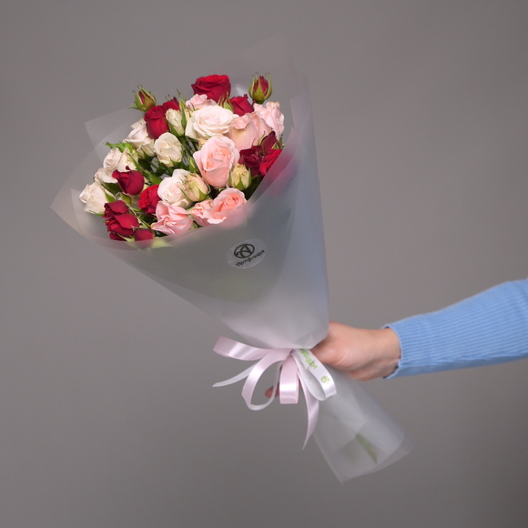 Букет из кустовых роз микс - M в корейской матовой кальке