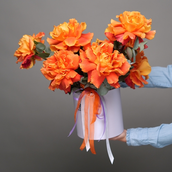 Шляпная коробка с оранжевыми французскими розами