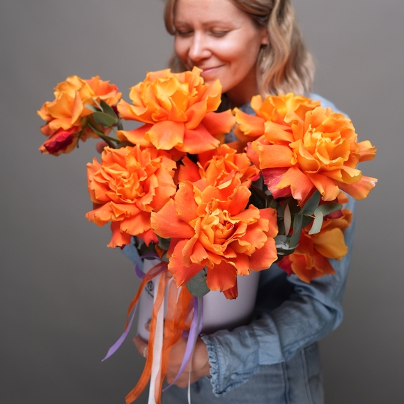 Шляпная коробка с оранжевыми французскими розами