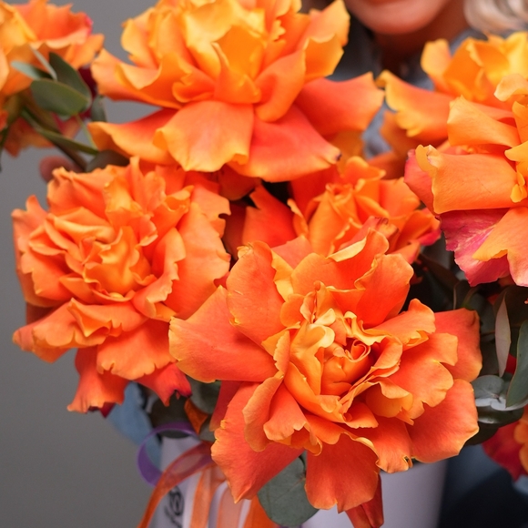 Шляпная коробка с оранжевыми французскими розами