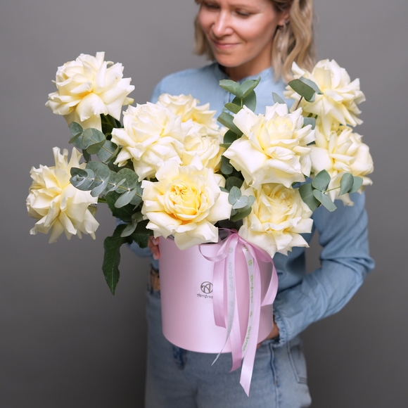 Шляпная коробка с кремовыми французскими розами - L