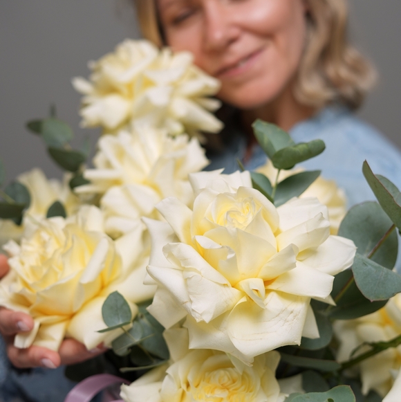 Шляпная коробка с кремовыми французскими розами - L