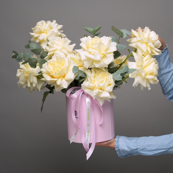 Шляпная коробка с кремовыми французскими розами - L