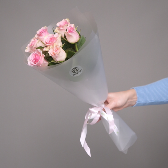 Букет из розовых роз 50 см (Кения) - S в корейской матовой кальке