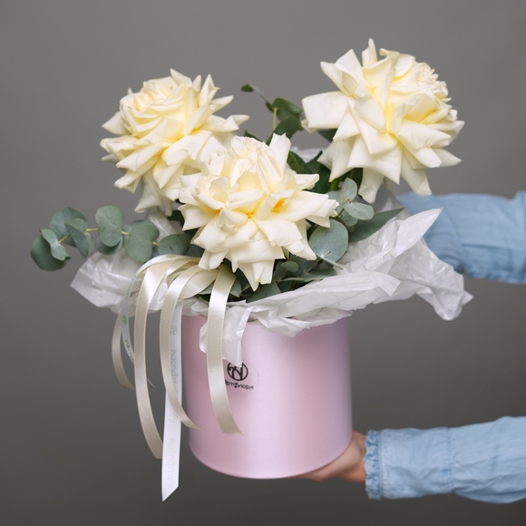 Шляпная коробка с кремовыми французскими розами - M