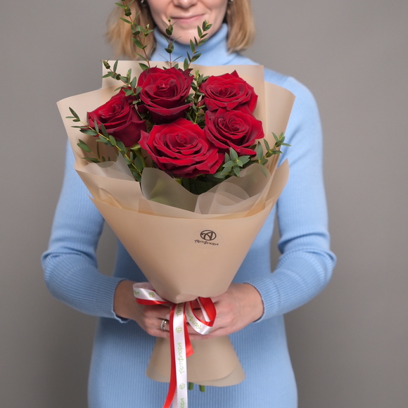 Букет из красных роз 50 см (Эквадор) - M в корейской упаковке