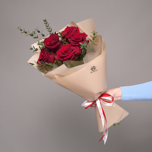 Букет из красных роз 50 см (Эквадор) - M в корейской упаковке