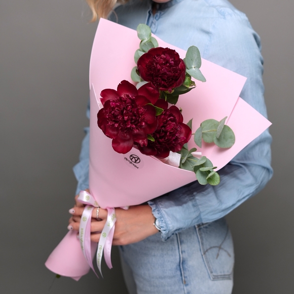 Букет-комплимент из пионов с эвкалиптом в фоамиране