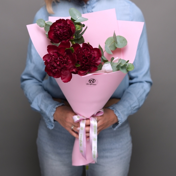 Букет-комплимент из пионов с эвкалиптом в фоамиране