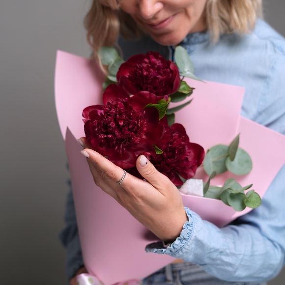 Букет-комплимент из пионов с эвкалиптом в фоамиране