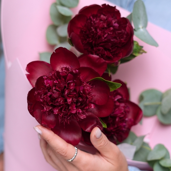 Букет-комплимент из пионов с эвкалиптом в фоамиране